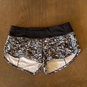 🍋Lululemon Black and White 2.5” Women's Shorts